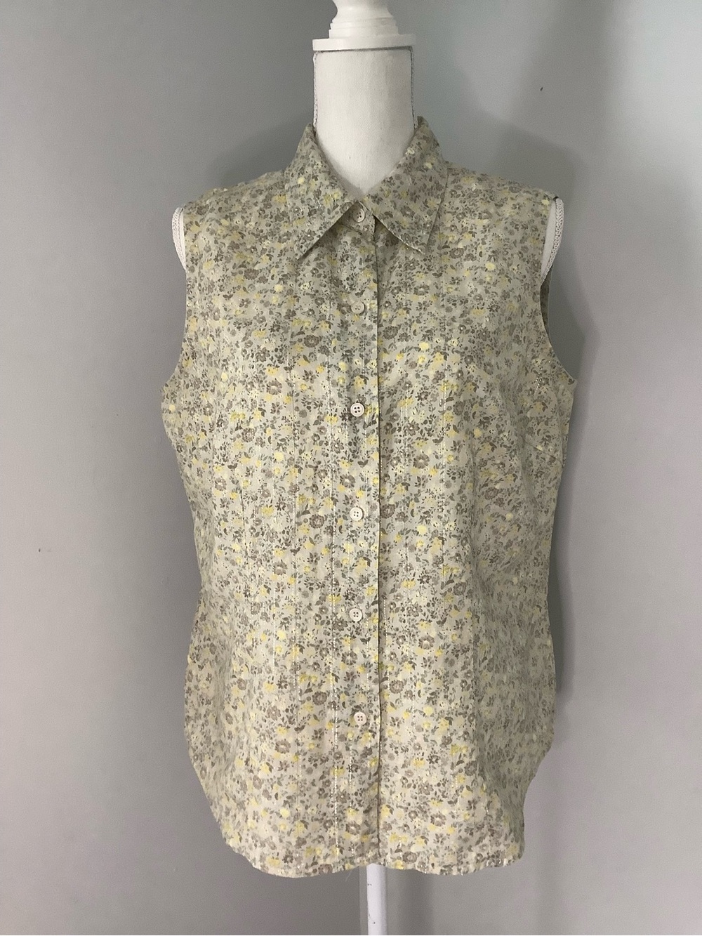 Sleeveless Button-Front Floral Shirt - Yellow